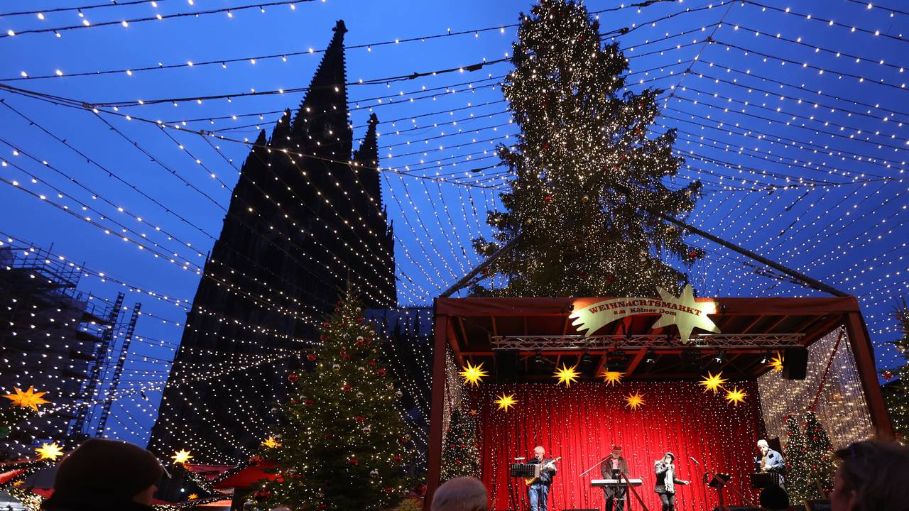 Der Kölner Dom mit der Bühne und dem Weihnachtsbaum.