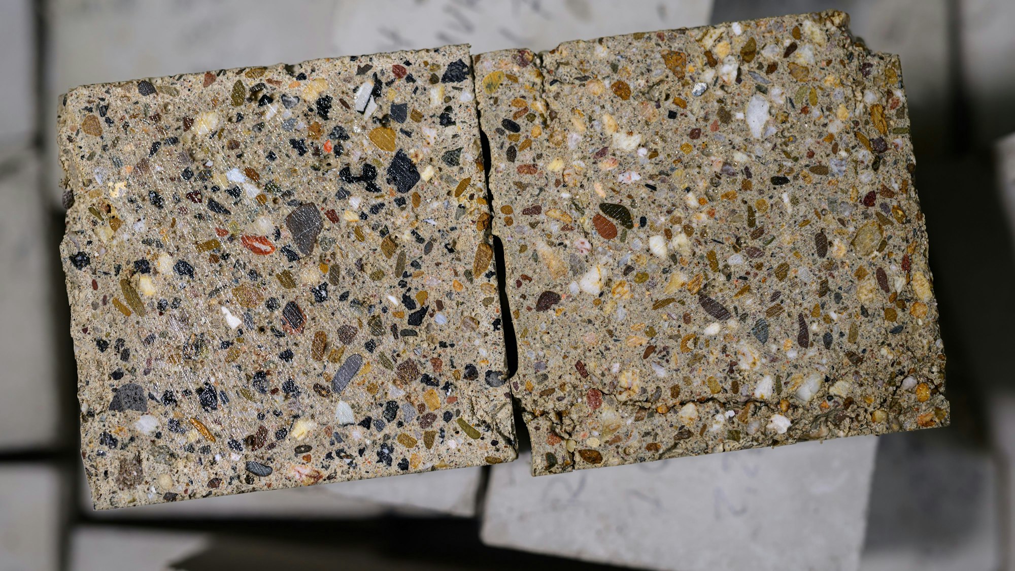 Beton-Probekörper werden zum Vergleich in die Kamera gehalten.