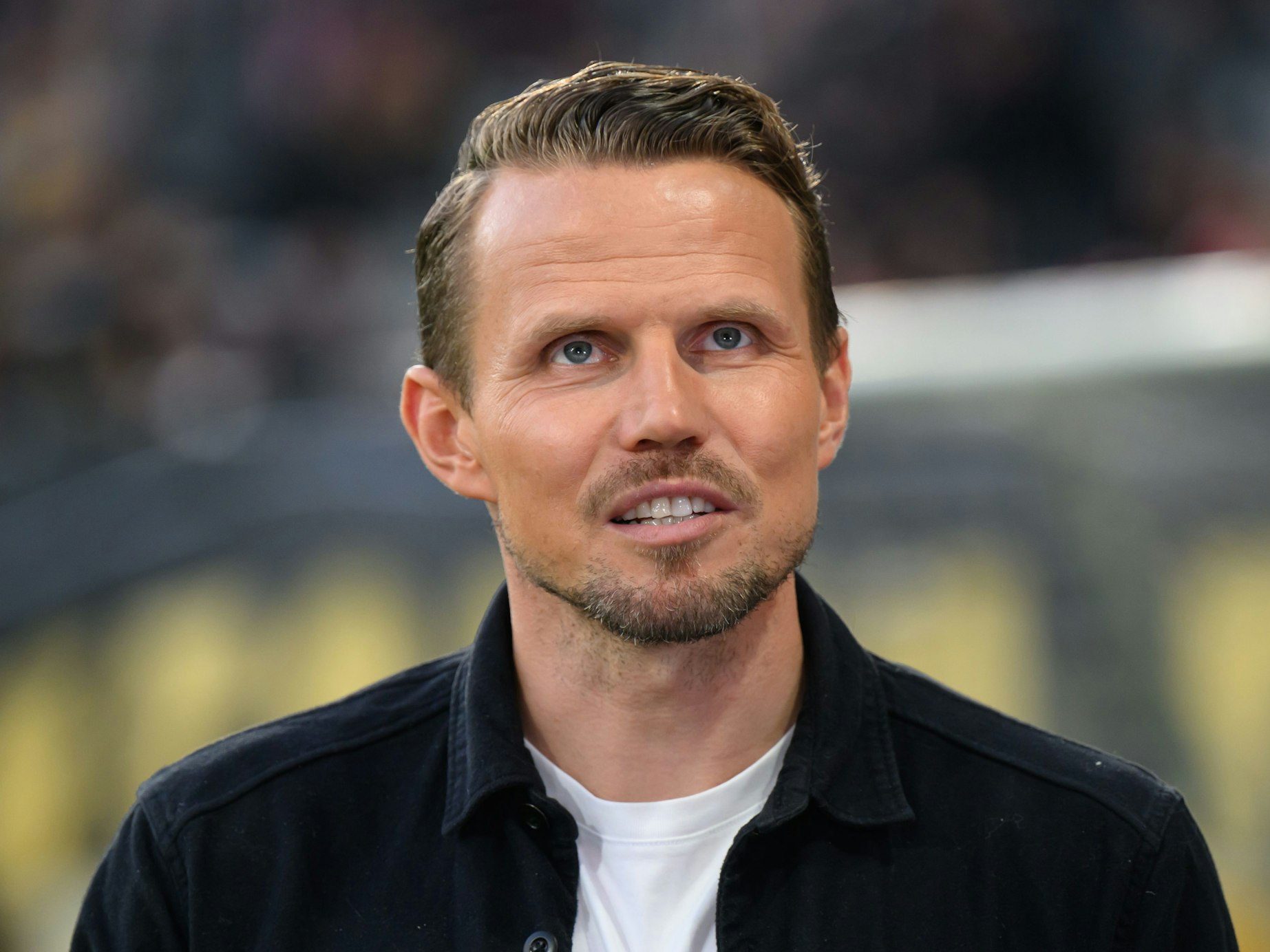Sebastian Schuppan, Experte bei Magenta TV, steht im Stadion.
