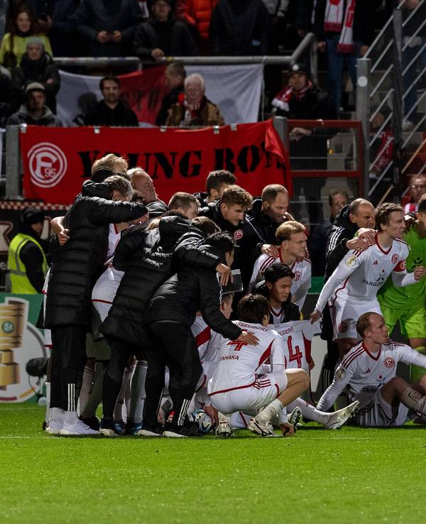 Fortuna Düsseldorf jubelt mit den Fans über den Zweitrunden-Sieg im DFB-Pokal.