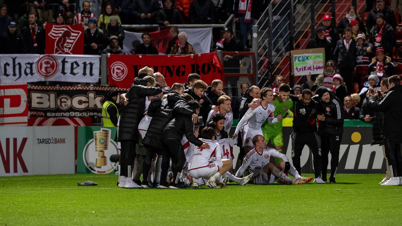 Fortuna Düsseldorf jubelt mit den Fans über den Zweitrunden-Sieg im DFB-Pokal.