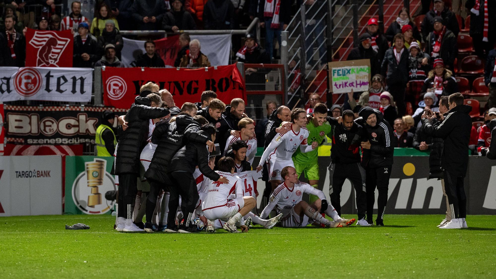 Fortuna Düsseldorf jubelt mit den Fans über den Zweitrunden-Sieg im DFB-Pokal.