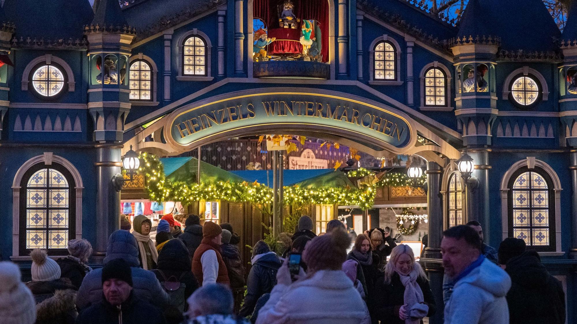 Menschen betreten das Tor zu Heinzels Wintermärchen.