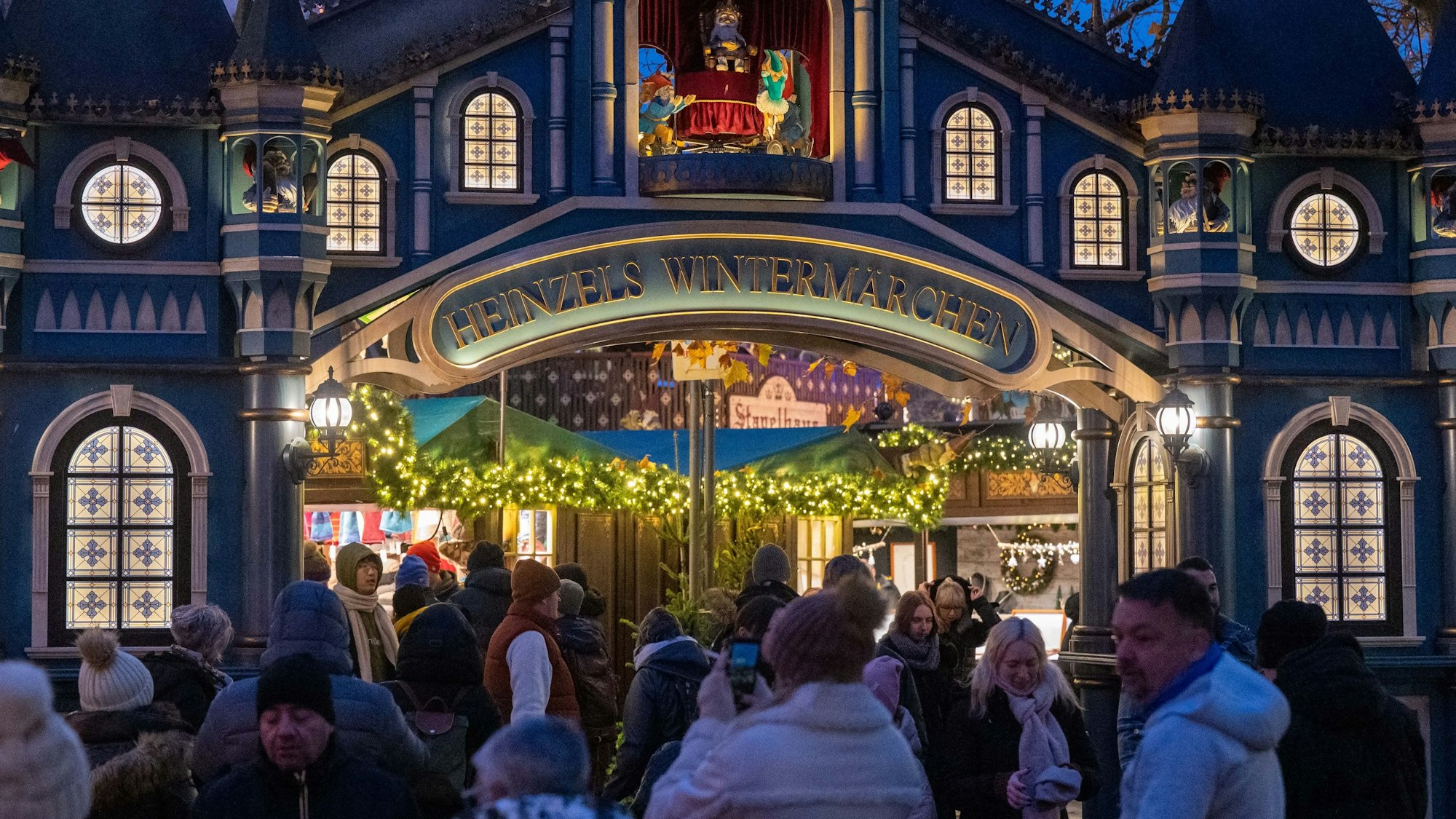 Menschen betreten das Tor zu Heinzels Wintermärchen.