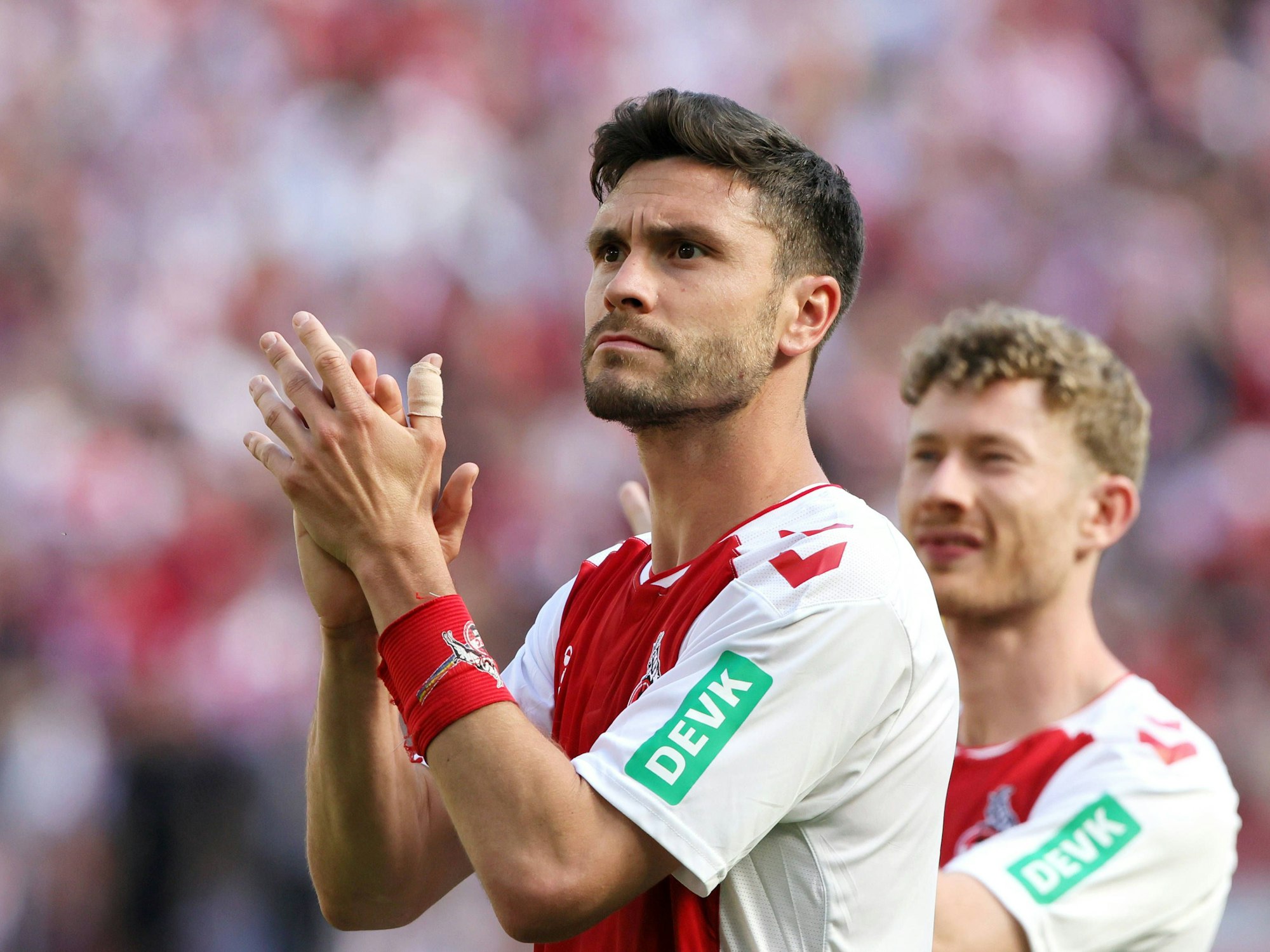 Verabschiedung nach dem Spiel: Jonas Hector klatscht vor den Fans.