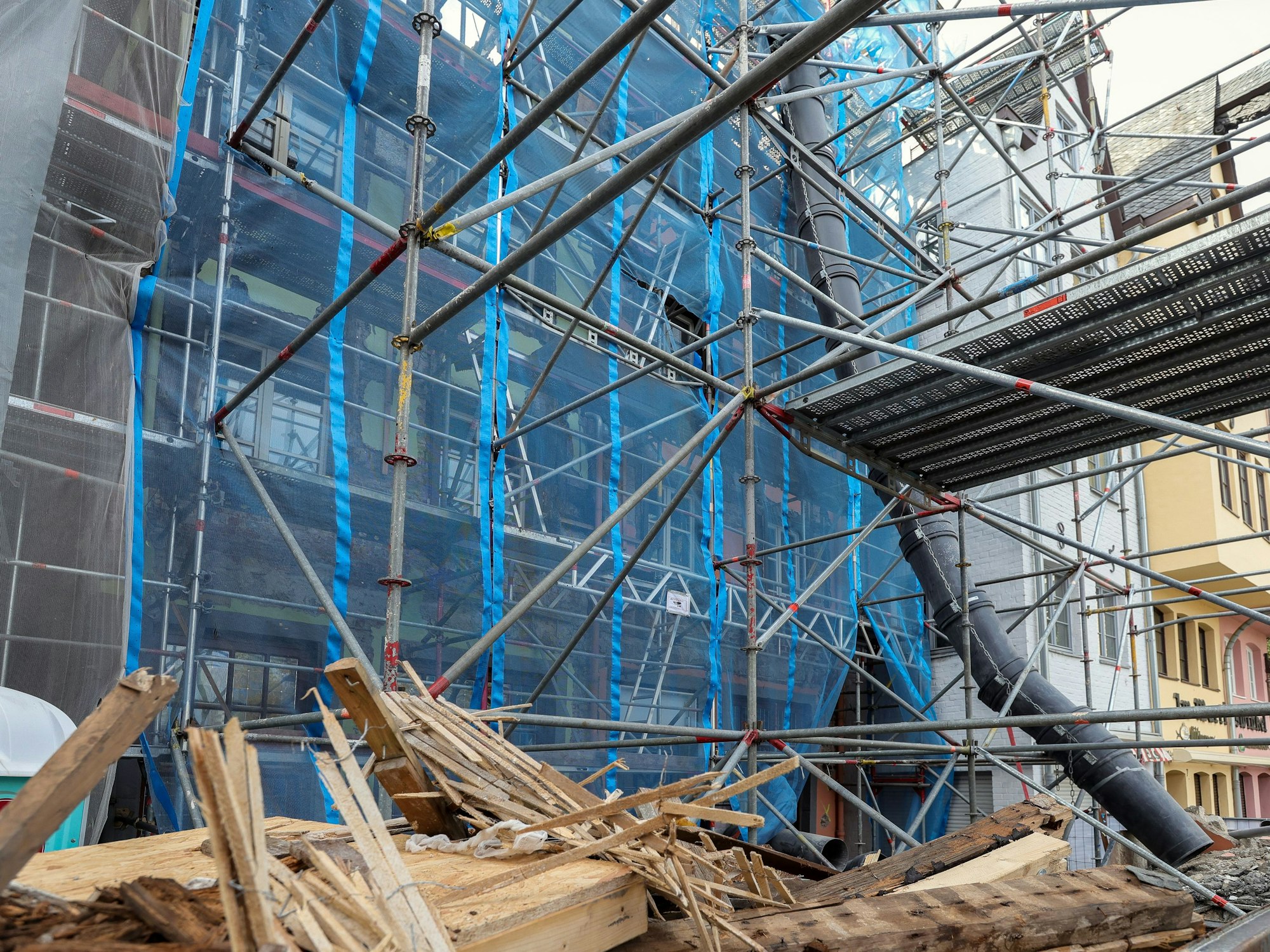 Die Kölner Giebelhäuschen am Fischmarkt werden saniert.