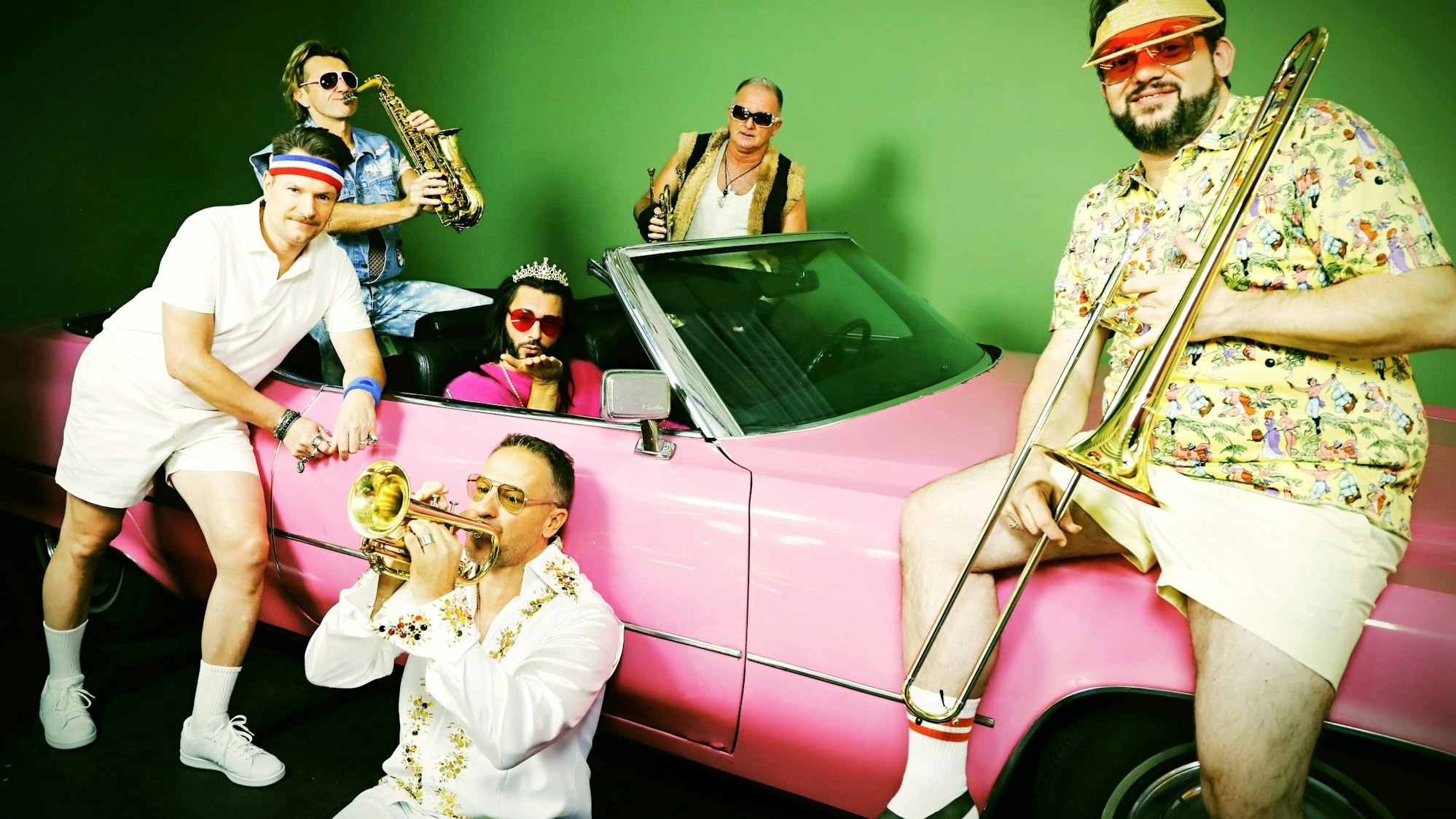 Die Höhner beim Video-Dreh in bunten Kostümen.