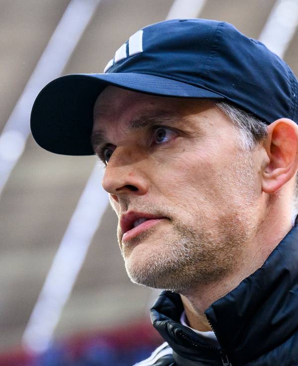 Münchens Trainer Thomas Tuchel steht vor dem Spiel im Stadion.