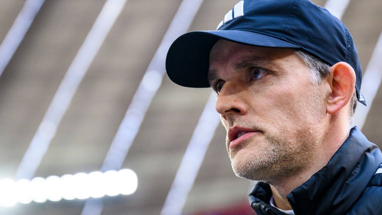 Münchens Trainer Thomas Tuchel steht vor dem Spiel im Stadion.