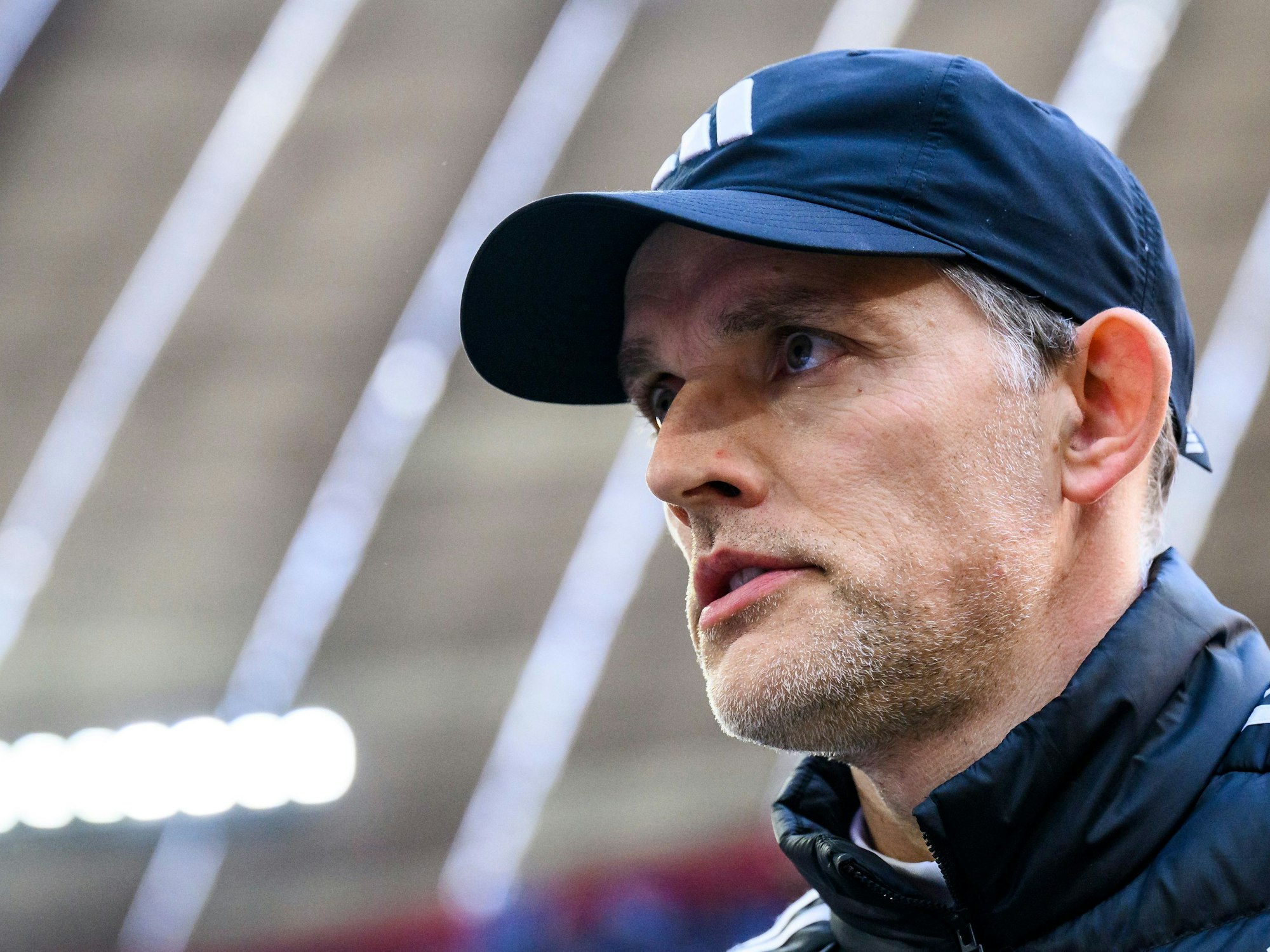 Münchens Trainer Thomas Tuchel steht vor dem Spiel im Stadion.
