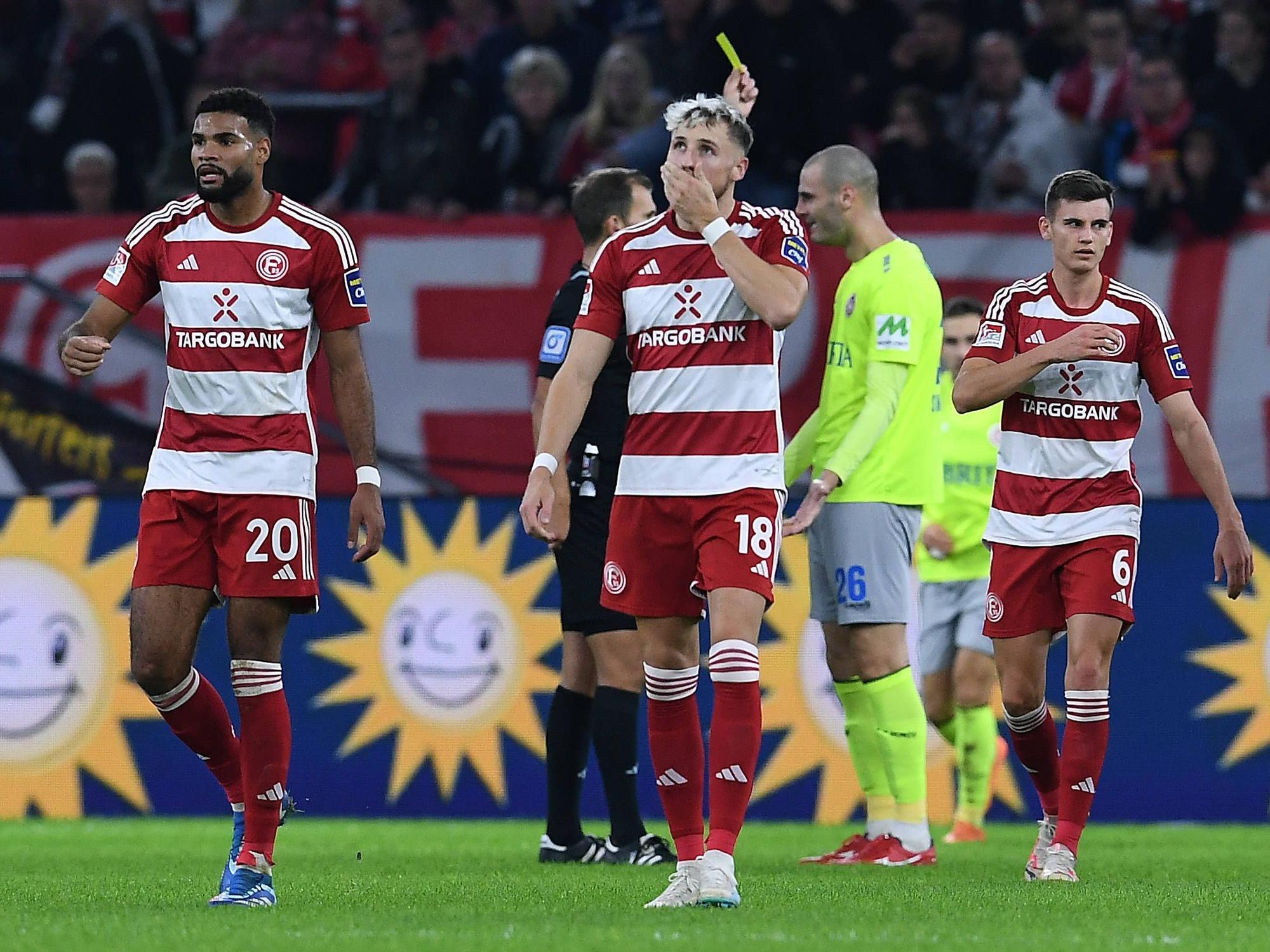Jona Niemiec hält sich vor Schock die Hand vor den Mund. Jamil Siebert und Yannik Engelhardt können es auch nicht fassen.