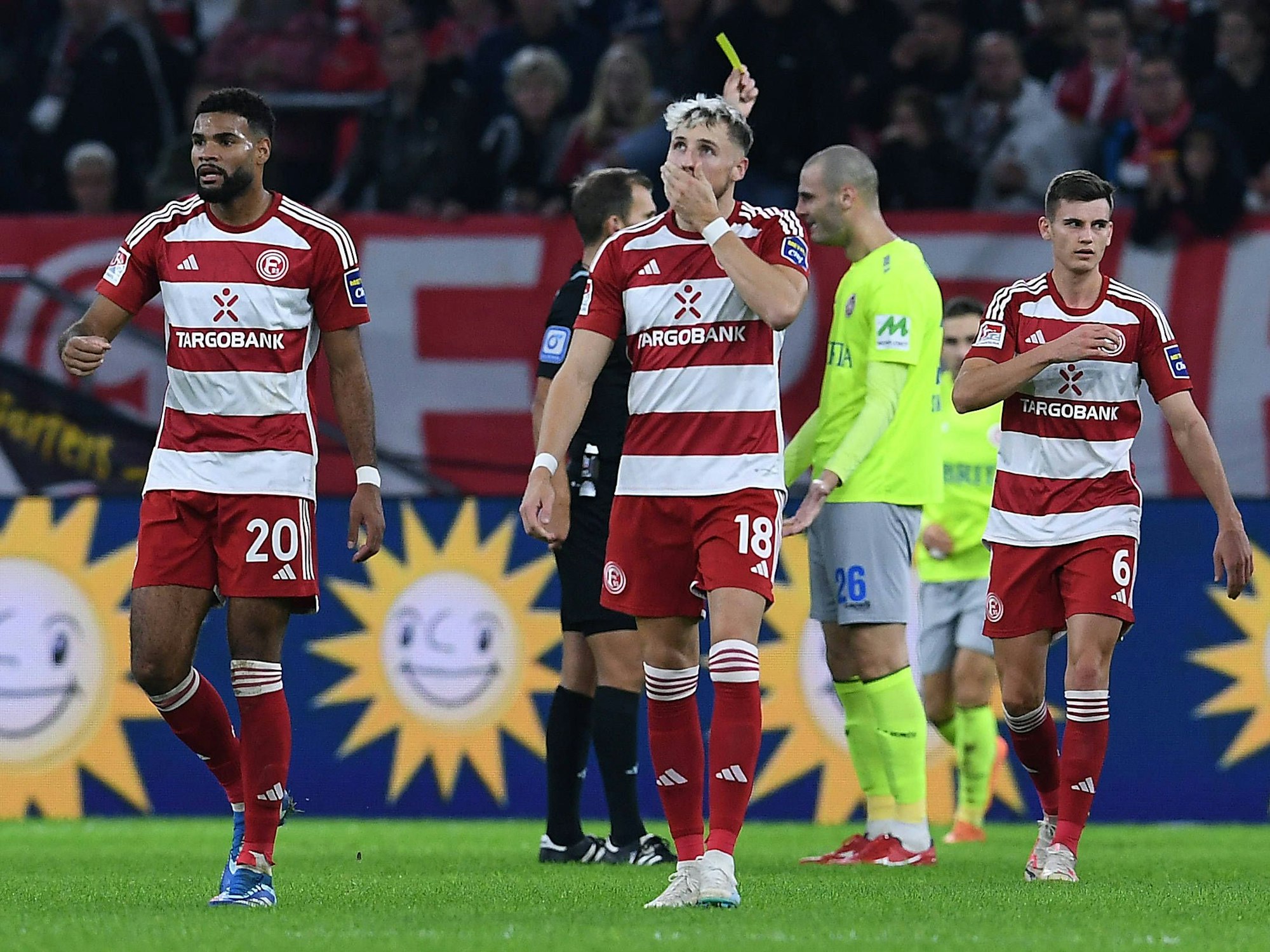 Jona Niemiec hält sich vor Schock die Hand vor den Mund. Jamil Siebert und Yannik Engelhardt können es auch nicht fassen.