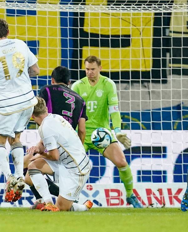 Saarbrückens Marcel Gaus (l) schießt das Tor zum Endstand von 2:1.