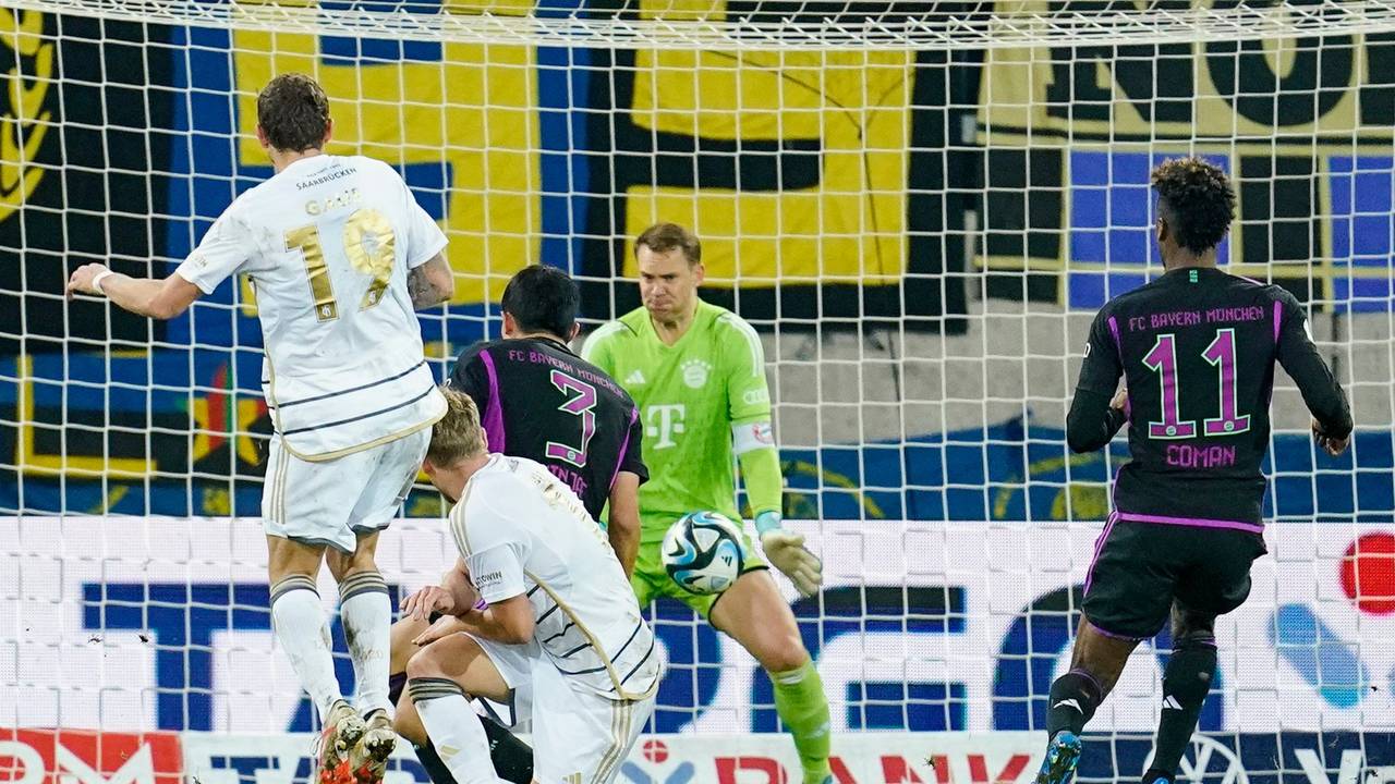 Saarbrückens Marcel Gaus (l) schießt das Tor zum Endstand von 2:1.