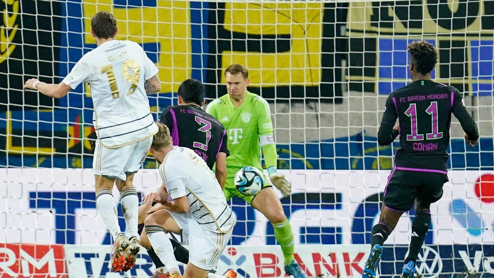 Saarbrückens Marcel Gaus (l) schießt das Tor zum Endstand von 2:1.