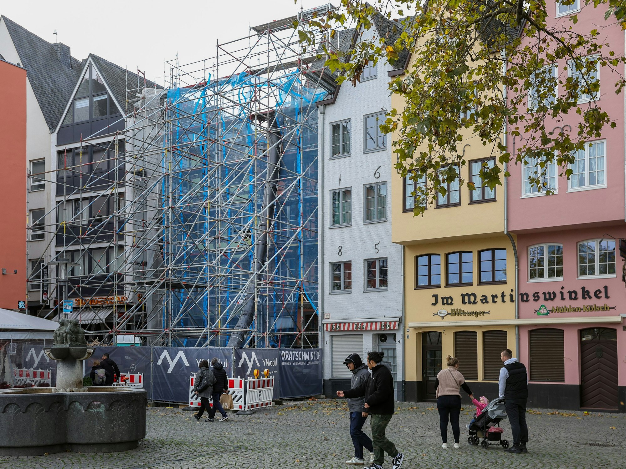 Die Kölner Giebelhäuschen am Fischmarkt werden saniert.