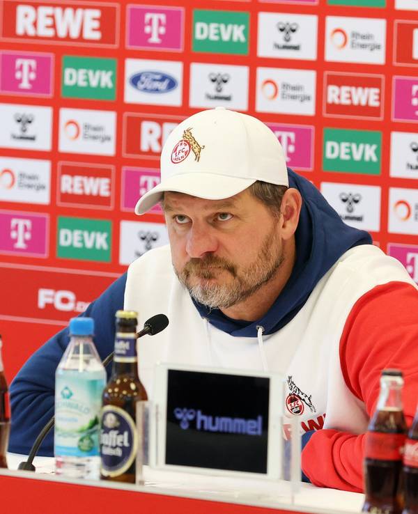 Steffen Baumgart auf einer Pressekonferenz.