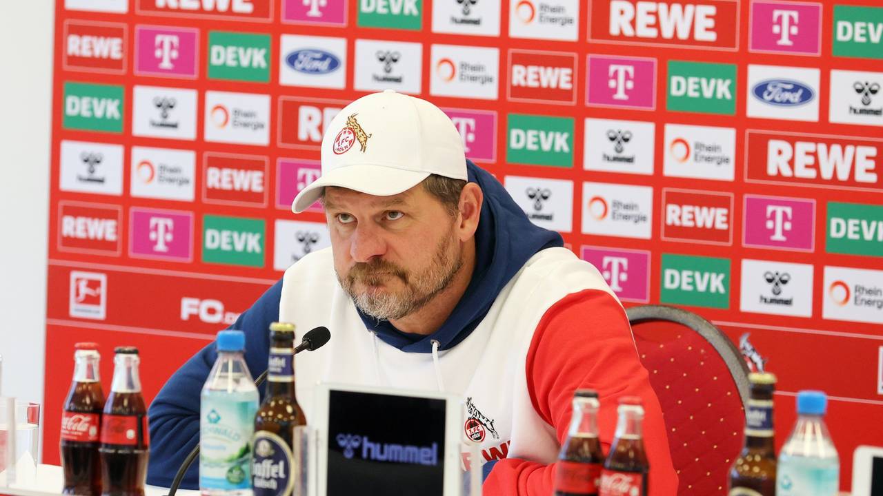 Steffen Baumgart auf einer Pressekonferenz.