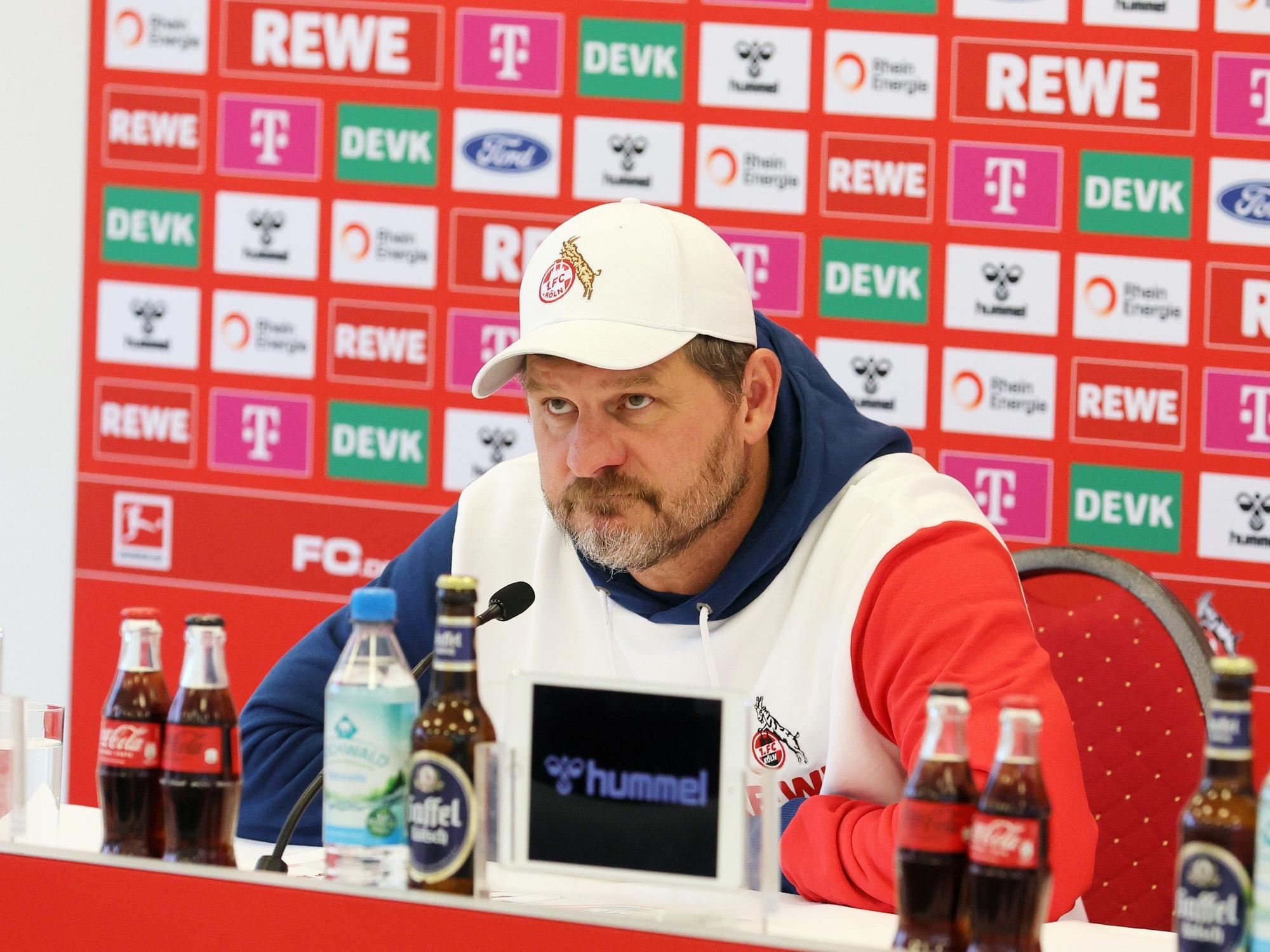 Steffen Baumgart auf einer Pressekonferenz.