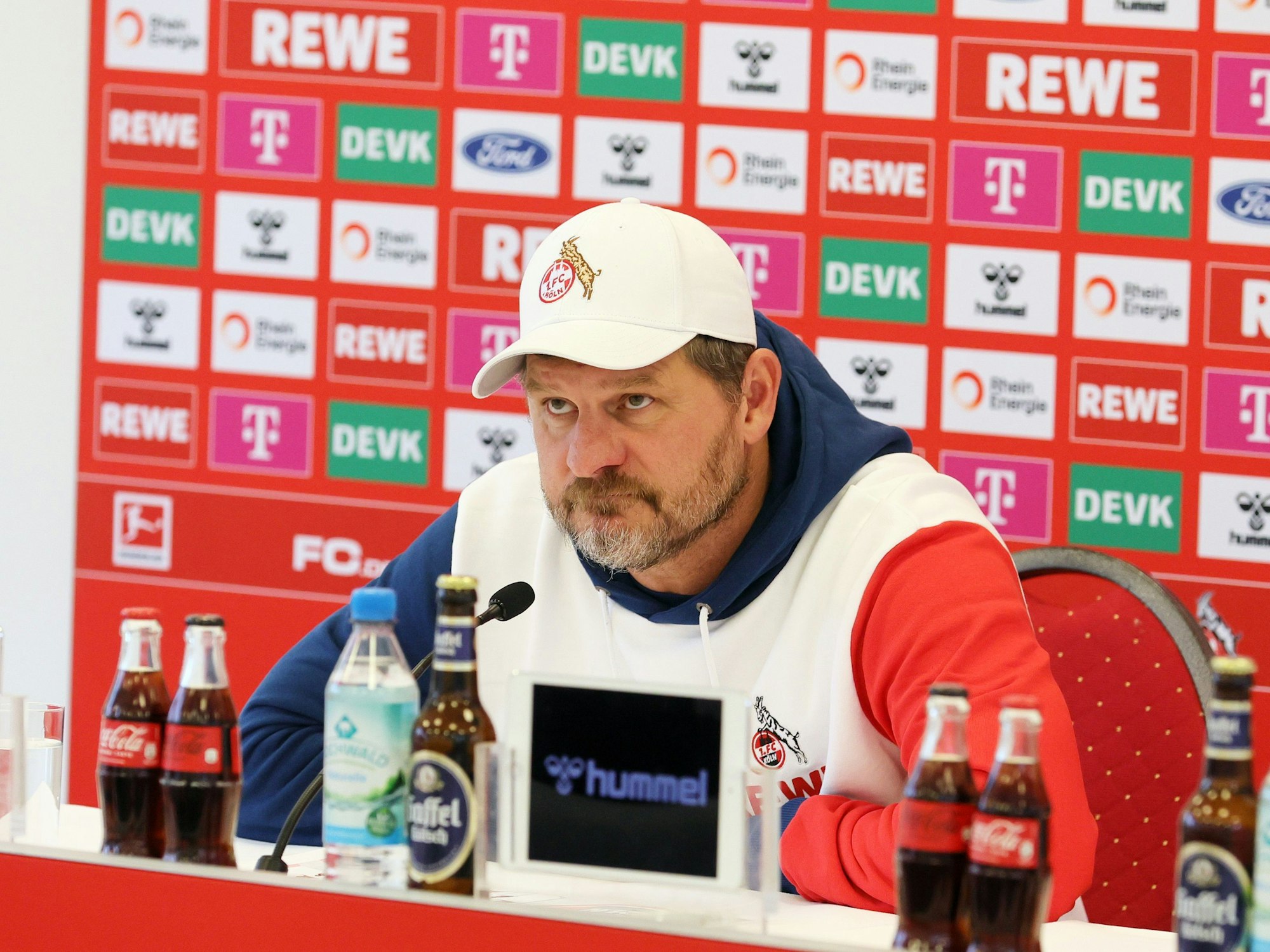 Steffen Baumgart auf einer Pressekonferenz.