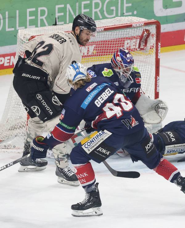 Die Kölner Haie im DEL-Gastspiel bei den Eisbären Berlin im Angriff.
