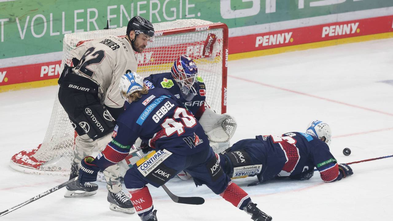 Die Kölner Haie im DEL-Gastspiel bei den Eisbären Berlin im Angriff.