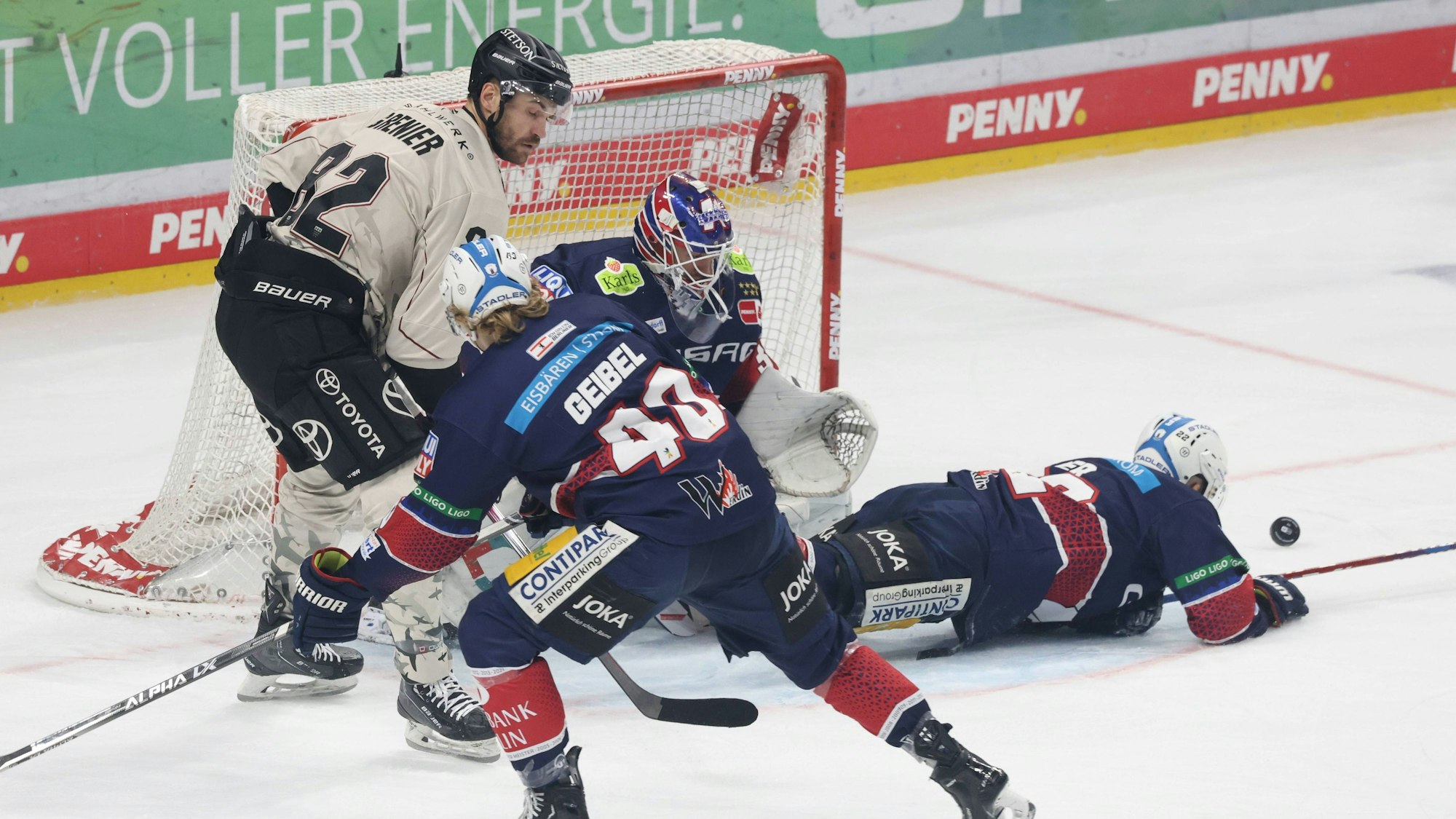 Die Kölner Haie im DEL-Gastspiel bei den Eisbären Berlin im Angriff.