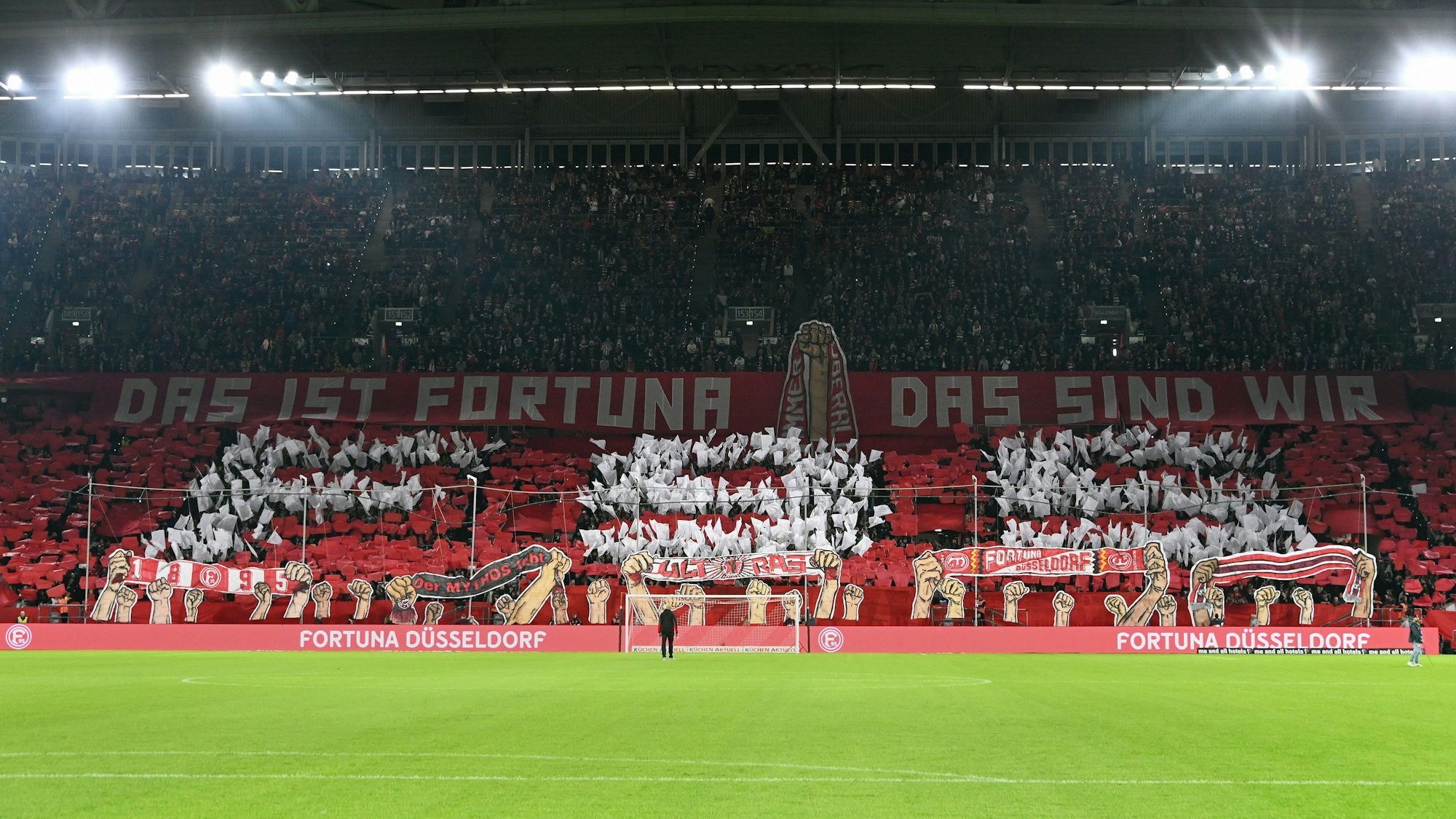 Fans von Fortuna Düsseldorf schwenken beim Heimspiel gegen den 1. FC Kaiserslautern Fahnen.