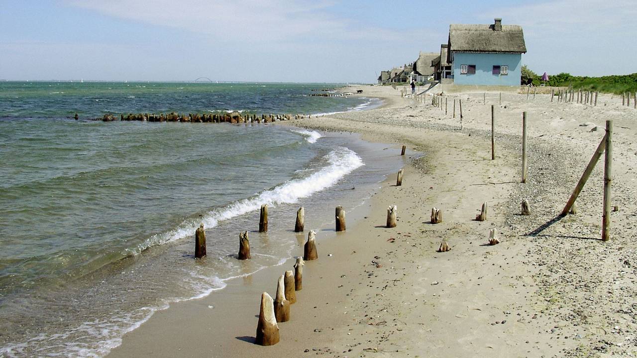 Häuser stehen in Heiligenhafen direkt an der Ostsee.