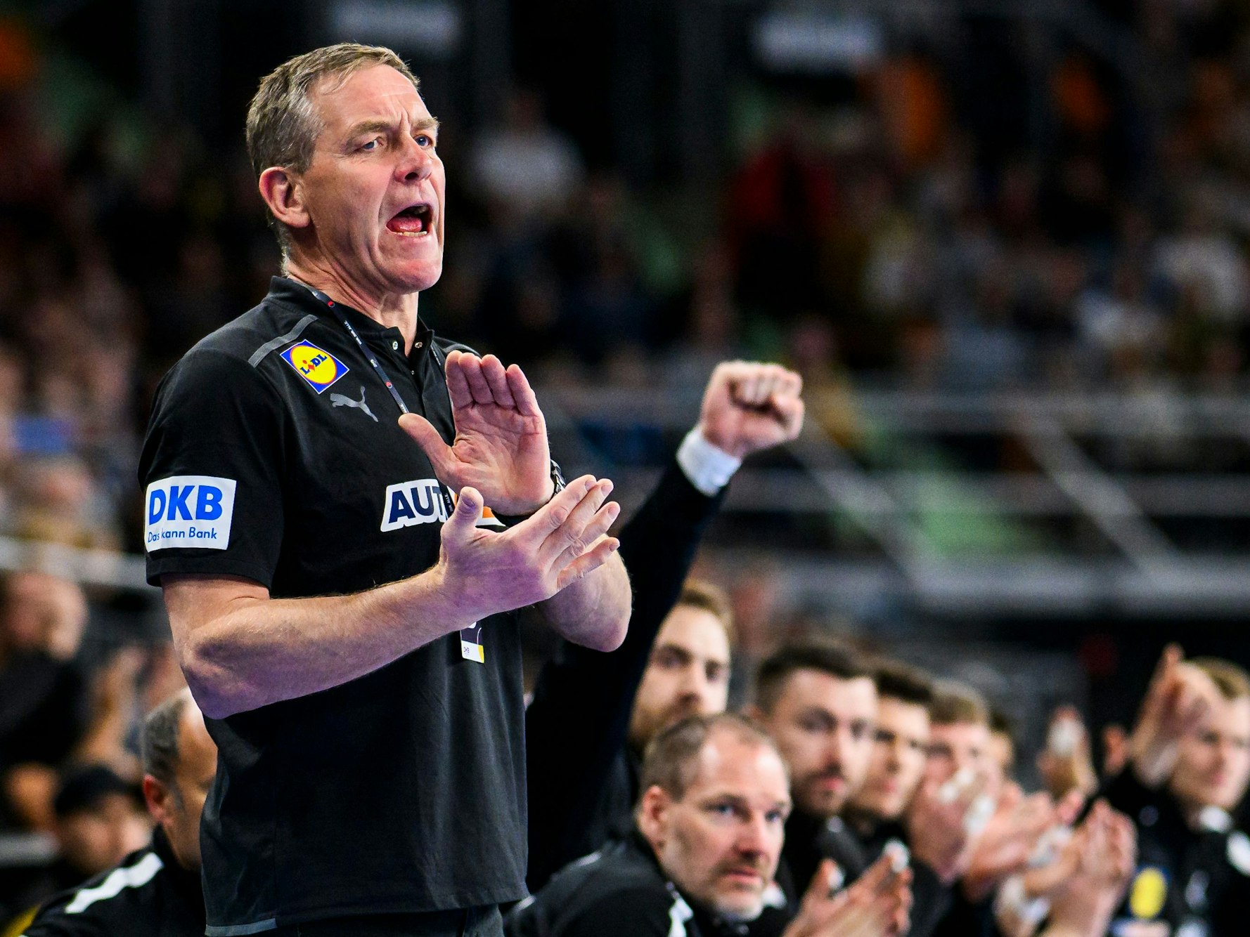 Alfred Gislason klatscht in die Hände.