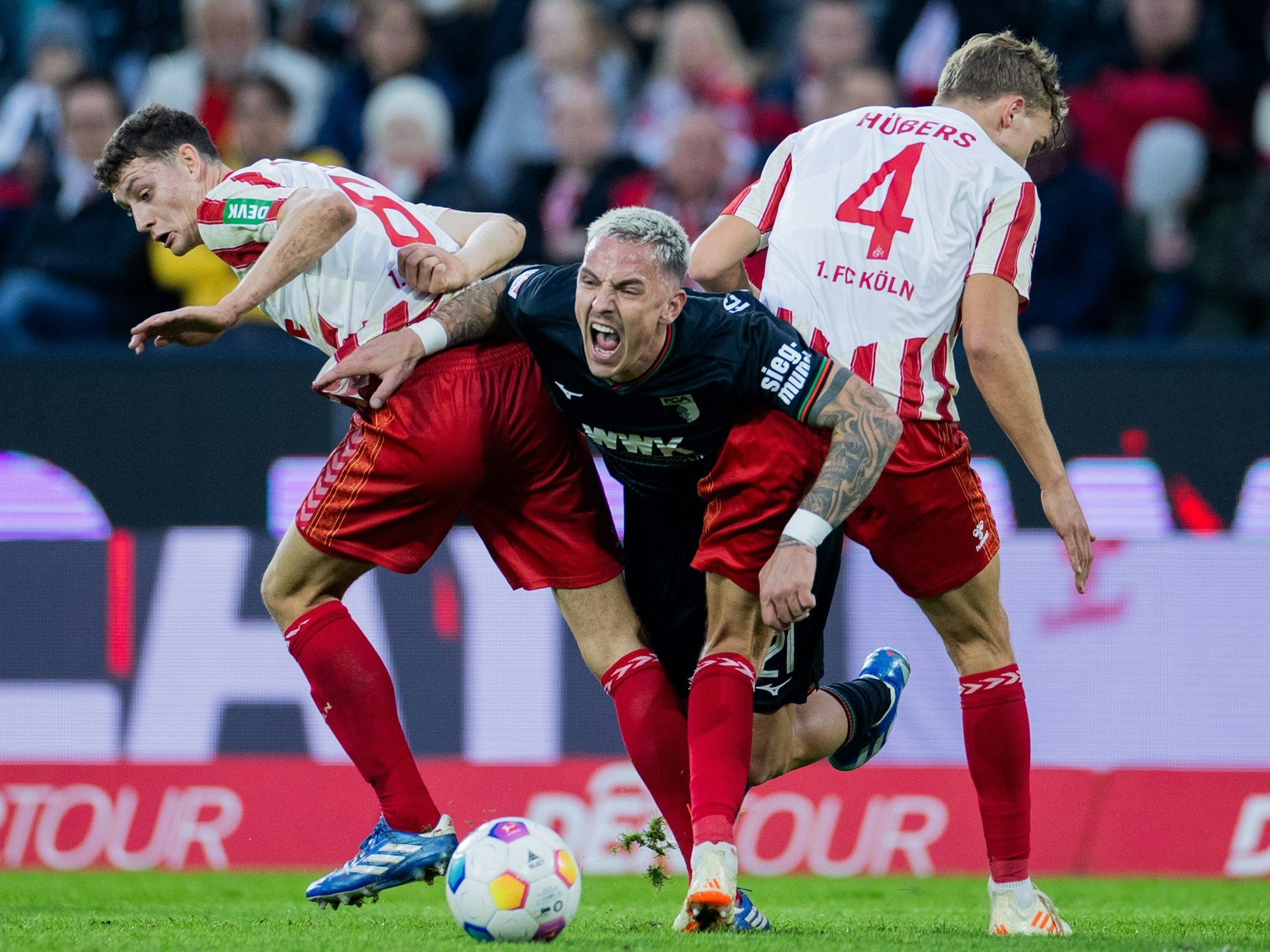 Eric Martel und Timo Hübers nehmen Philipp Tietz in die Zange.