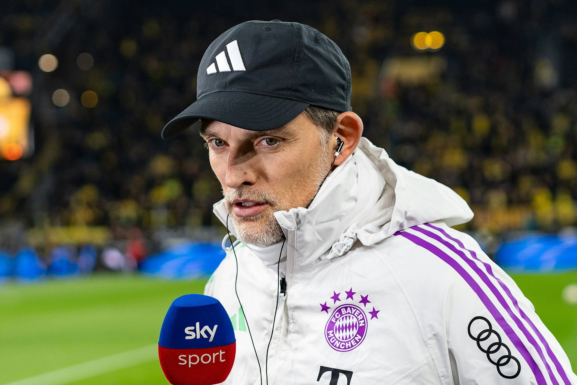 Thomas Tuchel am Mikrofon von Sky beim Interview vor dem Bayern-Spiel in Dortmund.