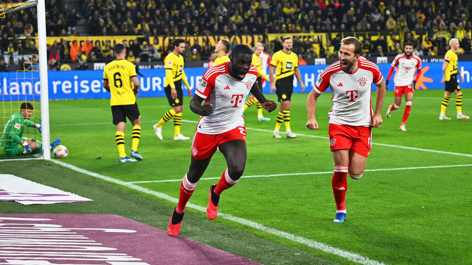 Dayot Upamecano jubelt über die ganz frühe Führung für den FC Bayern gegen Borussia Dortmund.