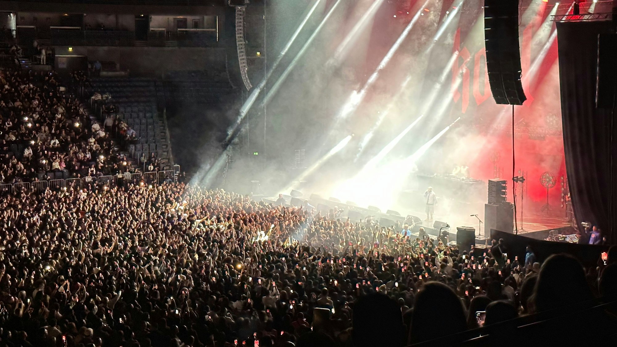Bühnenbild beim Ezhel-Konzert in Köln