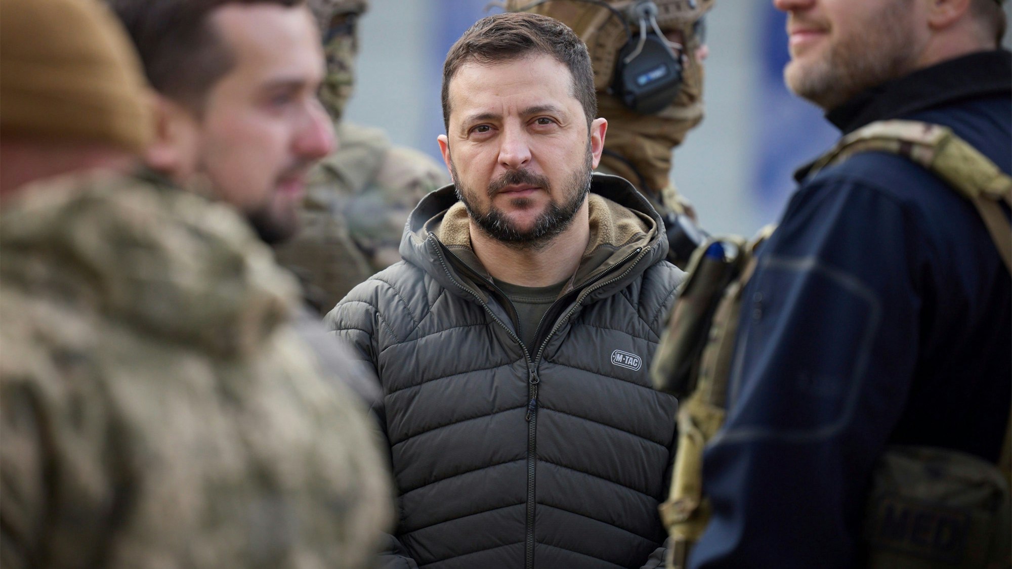 Wolodymyr Selenskyj (Mitte) ist umgeben von Sicherheitskräften, während er im November 2022 einen Rundgang durch die damals zurückeroberte Stadt Cherson macht.