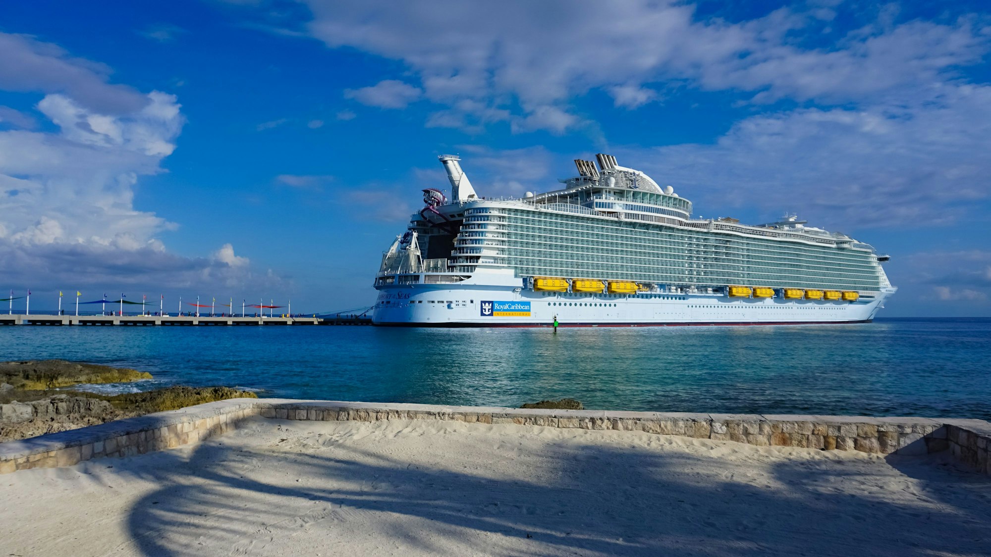 Das Kreuzfahrtschiff „Symphony of the Seas“ im Hafen von Coco Cay (Bahamas).