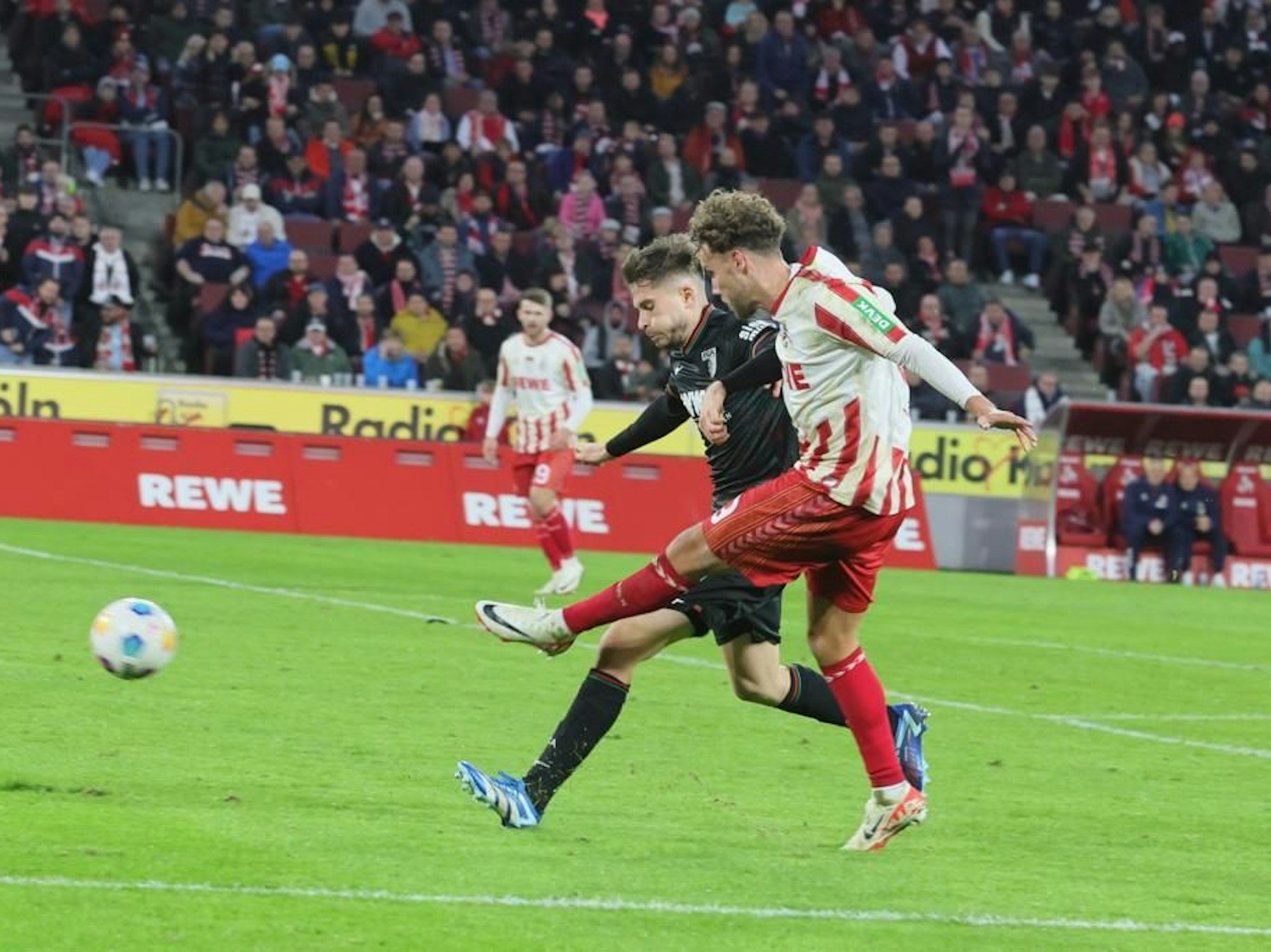 Luca Waldschmidt schießt.