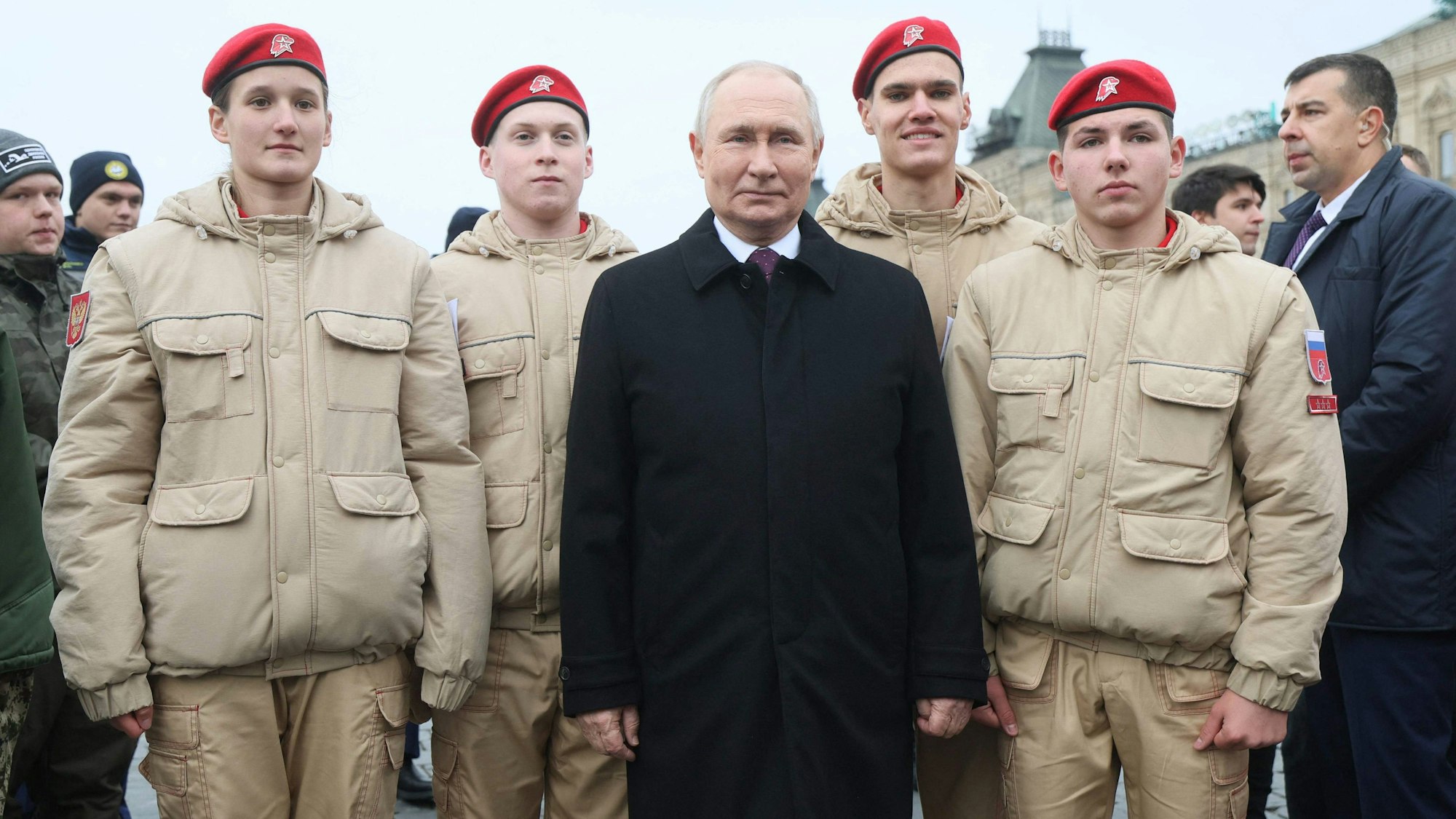 Dieses von der staatlichen russischen Agentur Sputnik verbreitete Foto zeigt den russischen Präsidenten Wladimir Putin (Mitte) mit jungen Kadetten während einer Kranzniederlegung am Denkmal auf dem Roten Platz am 4. November 2023.