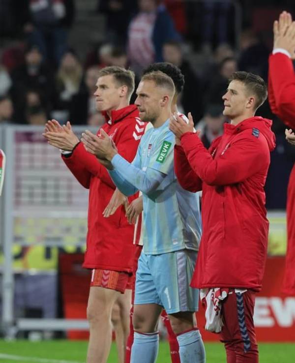 Die FC-Akteure klatschen Beifall.