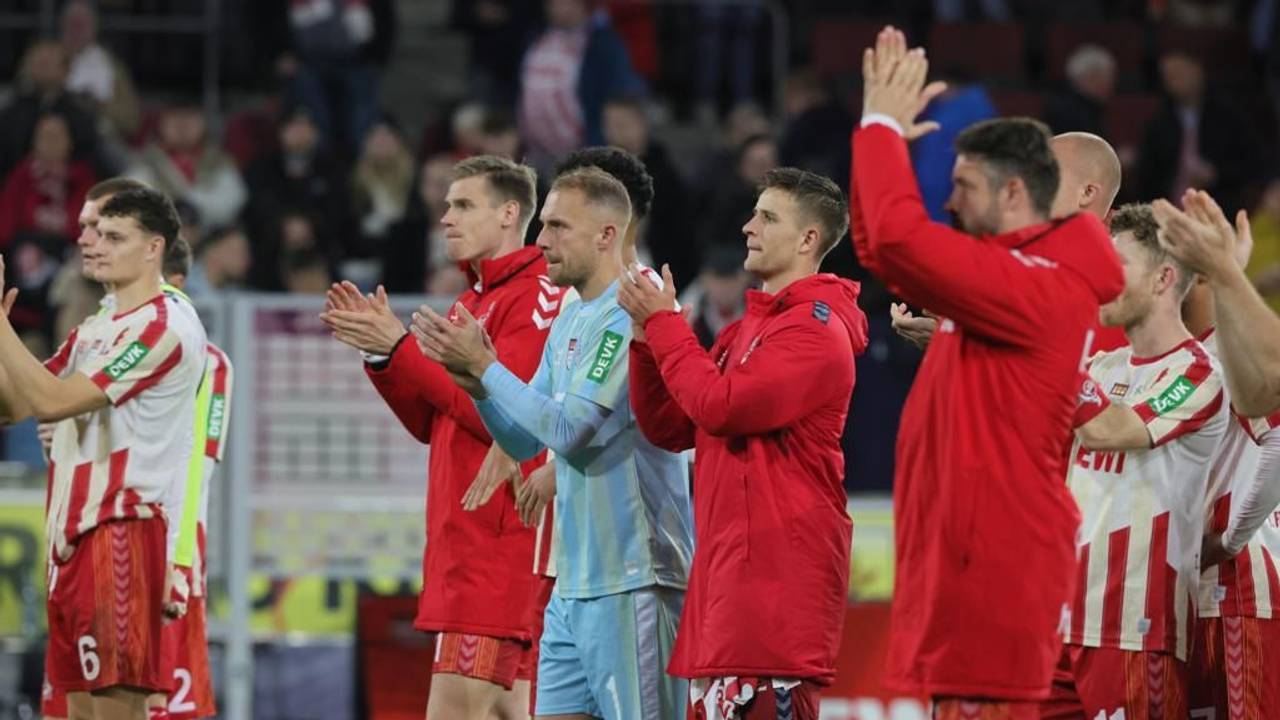 Die FC-Akteure klatschen Beifall.