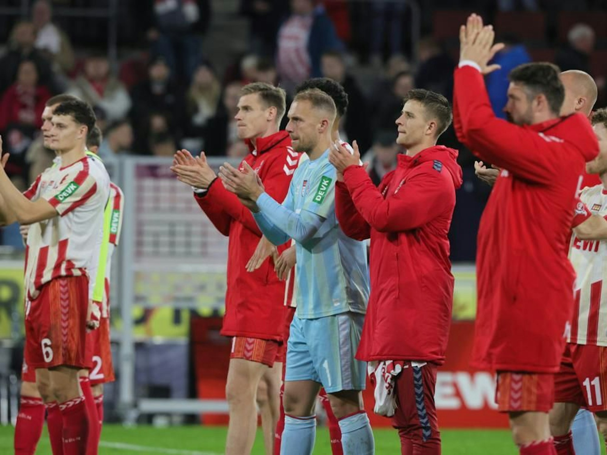 Die FC-Akteure klatschen Beifall.