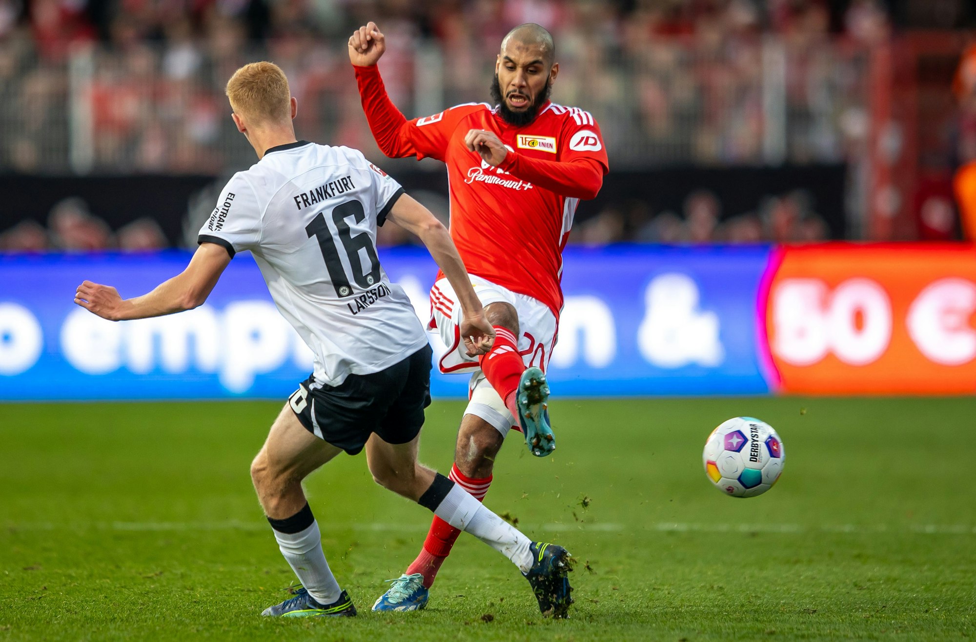 Hugo Larsson von Eintracht Frankfurt kämpft gegen Berlins Aissa Laidouni um den Ball.