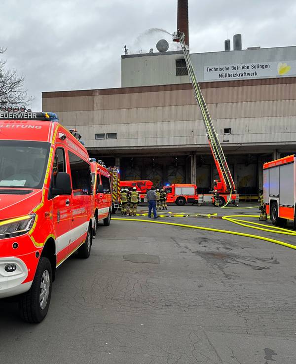 Einsatzkräfte der Feuerwehr löschen den Brand eines Müllheizkraftwerks in Solingen am 4. November von einer Drehleiter aus.