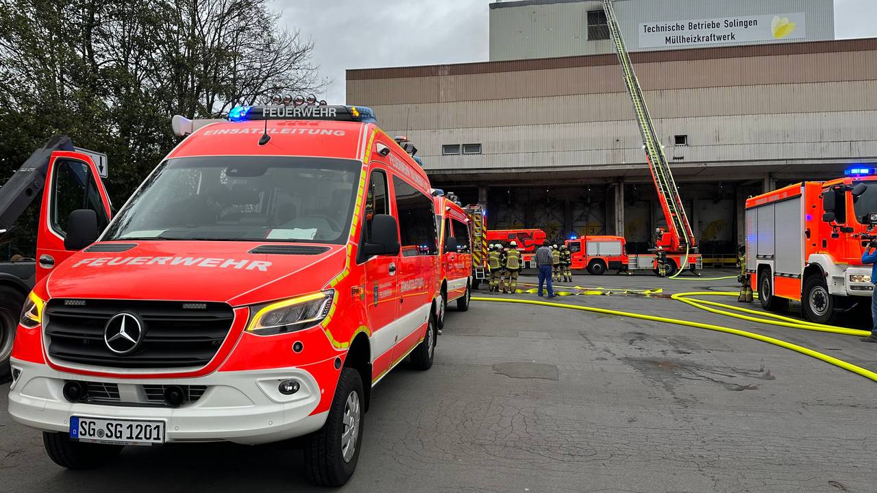 Einsatzkräfte der Feuerwehr löschen den Brand eines Müllheizkraftwerks in Solingen am 4. November von einer Drehleiter aus.