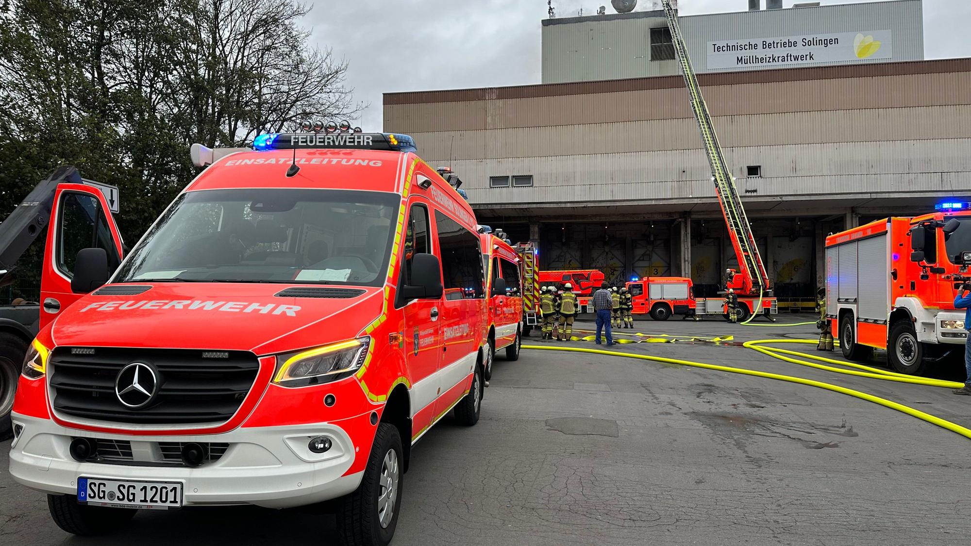 Einsatzkräfte der Feuerwehr löschen den Brand eines Müllheizkraftwerks in Solingen am 4. November von einer Drehleiter aus.