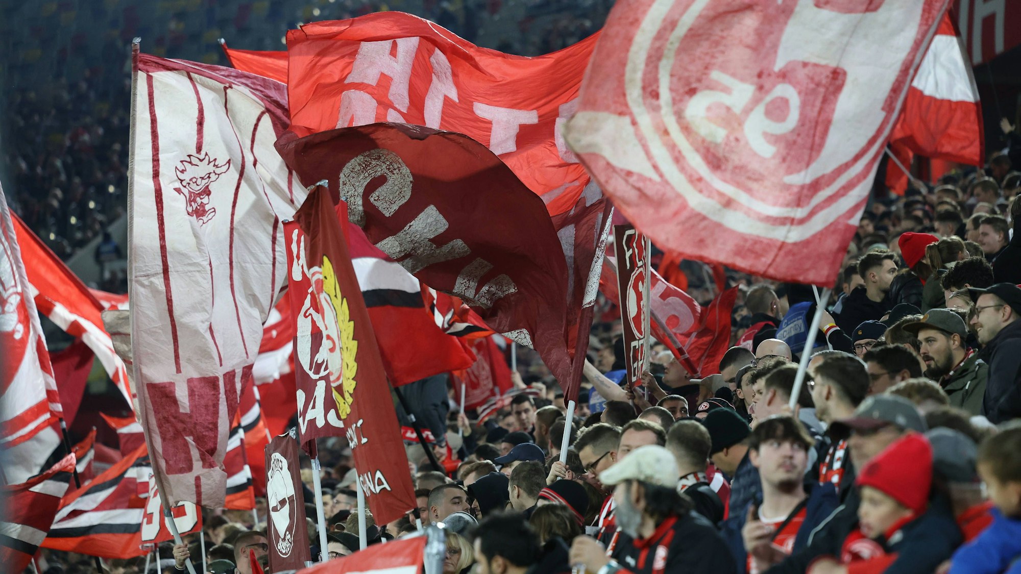 Fans von Fortuna Düsseldorf schwenken am Freitag (3. November 2023) beim Heimspiel gegen den SV Wehen Wiesbaden ihre Fahnen.