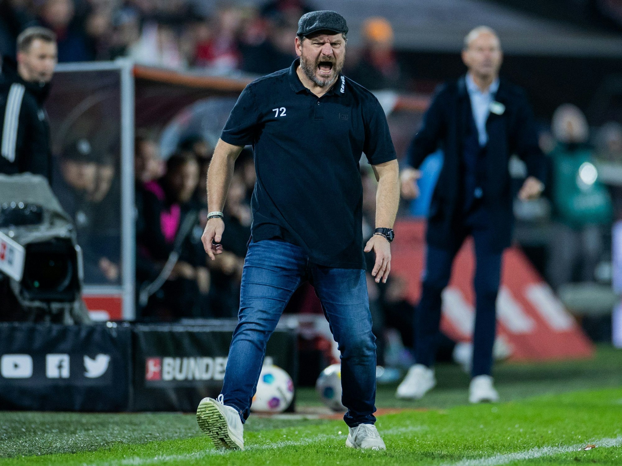 Steffen Baumgart regt sich am Spielfeldrand auf.