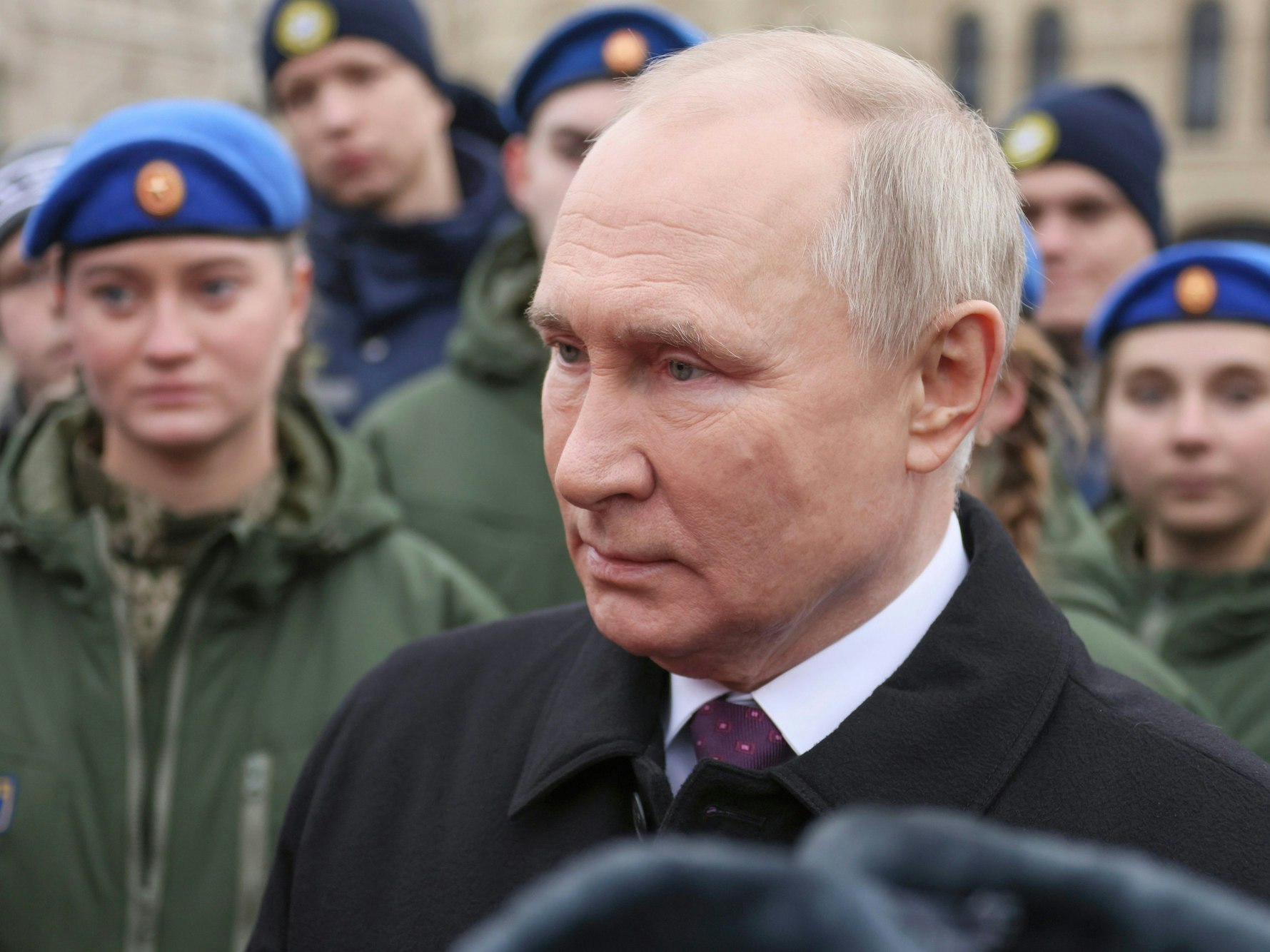 Der russische Präsident Wladimir Putin spricht am 4. November mit jungen Soldatinnen und Soldaten nach der Blumenniederlegung am Denkmal auf dem Roten Platz in Moskau.