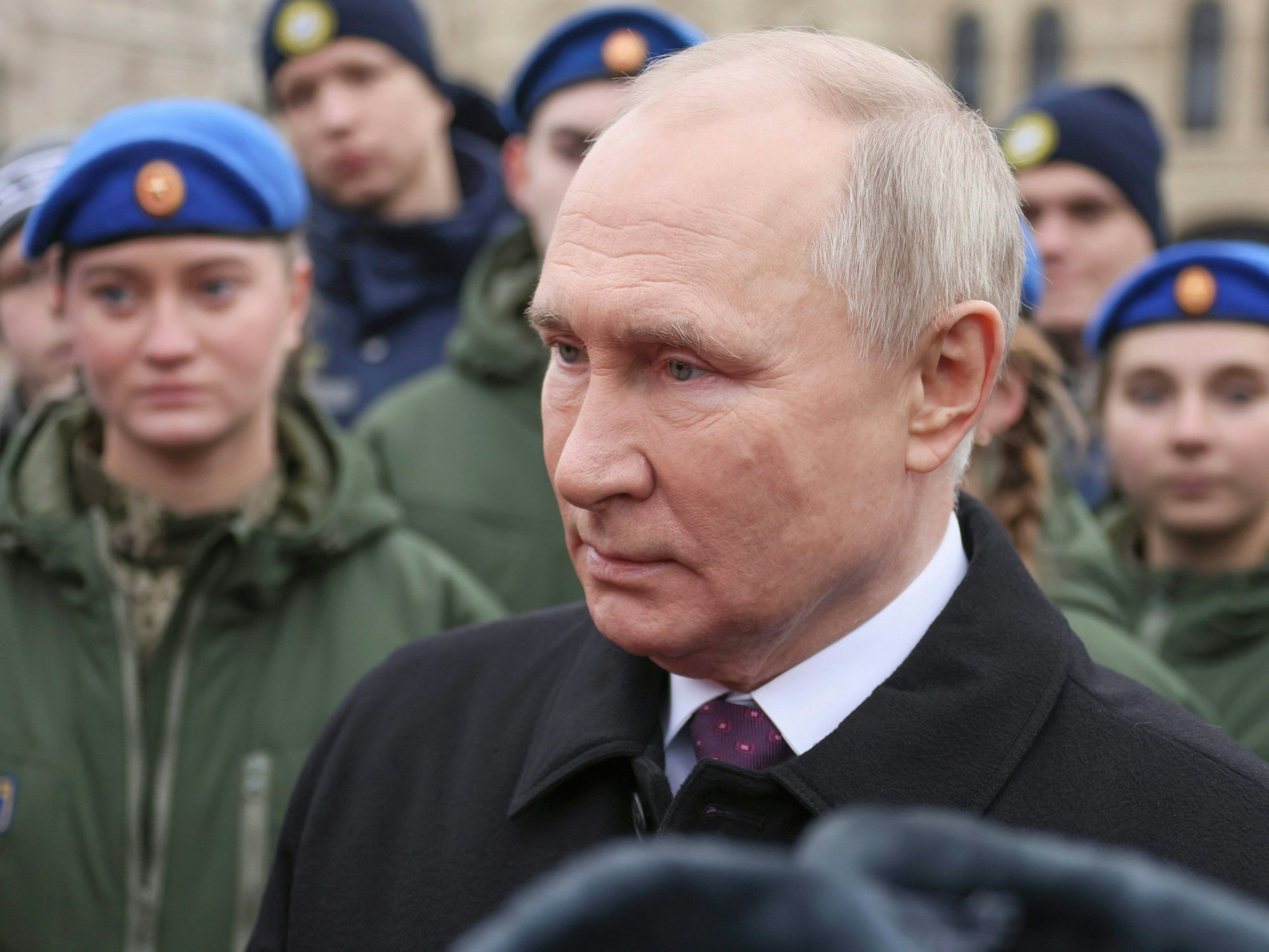Der russische Präsident Wladimir Putin spricht am 4. November mit jungen Soldatinnen und Soldaten nach der Blumenniederlegung am Denkmal auf dem Roten Platz in Moskau.