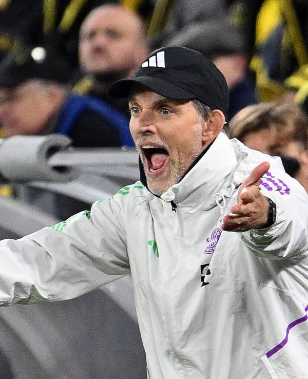 Thomas Tuchel gestikuliert wild am Spielfeldrand.